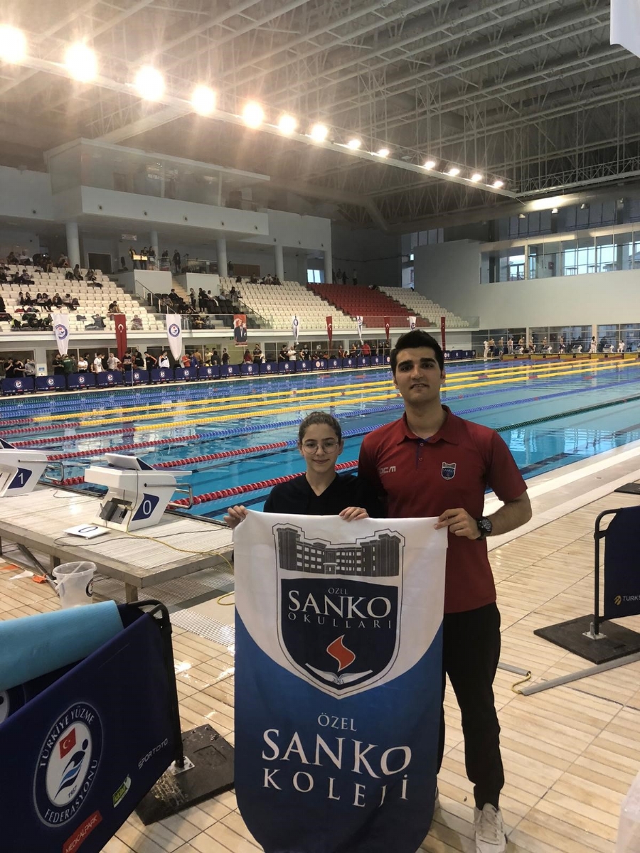 SANKO OKULLARI YÜZÜCÜSÜ ÜÇ TÜRKİYE BİRİNCİLİĞİ İLE MİLLİ TAKIMDA