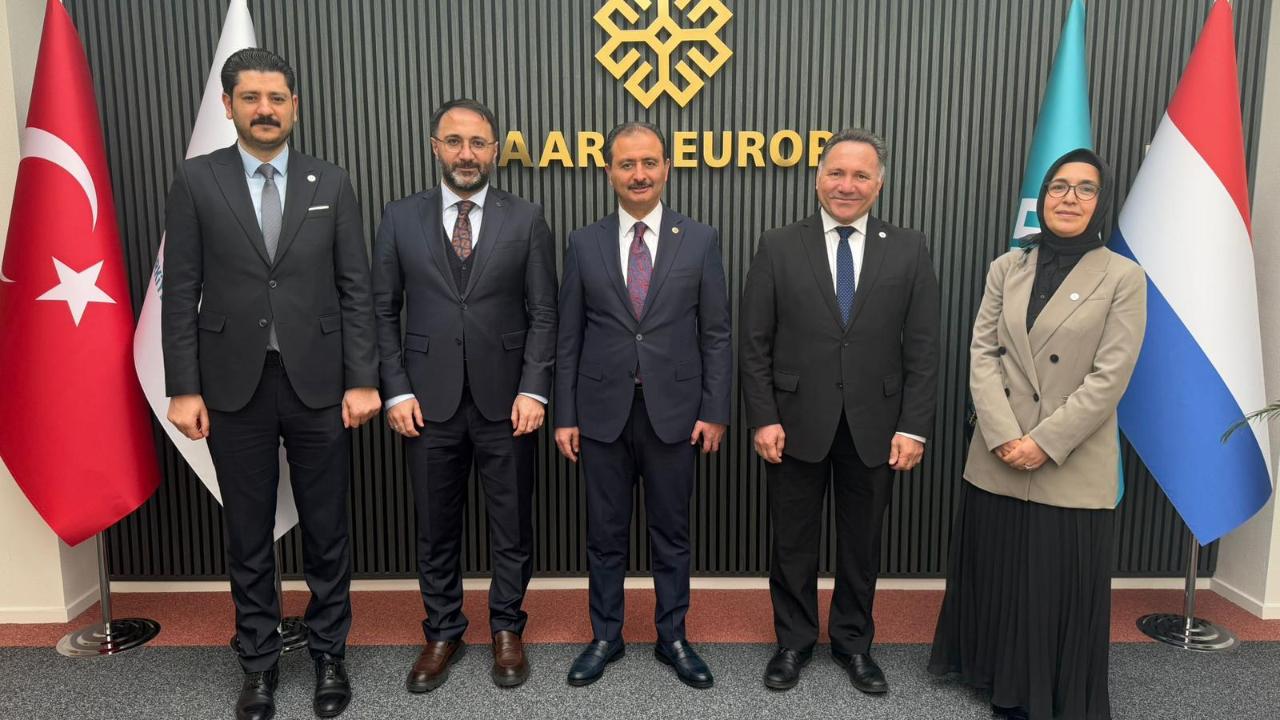 Aldemir, Hollanda'daki  vatandaşlarımızla kucaklaştı.