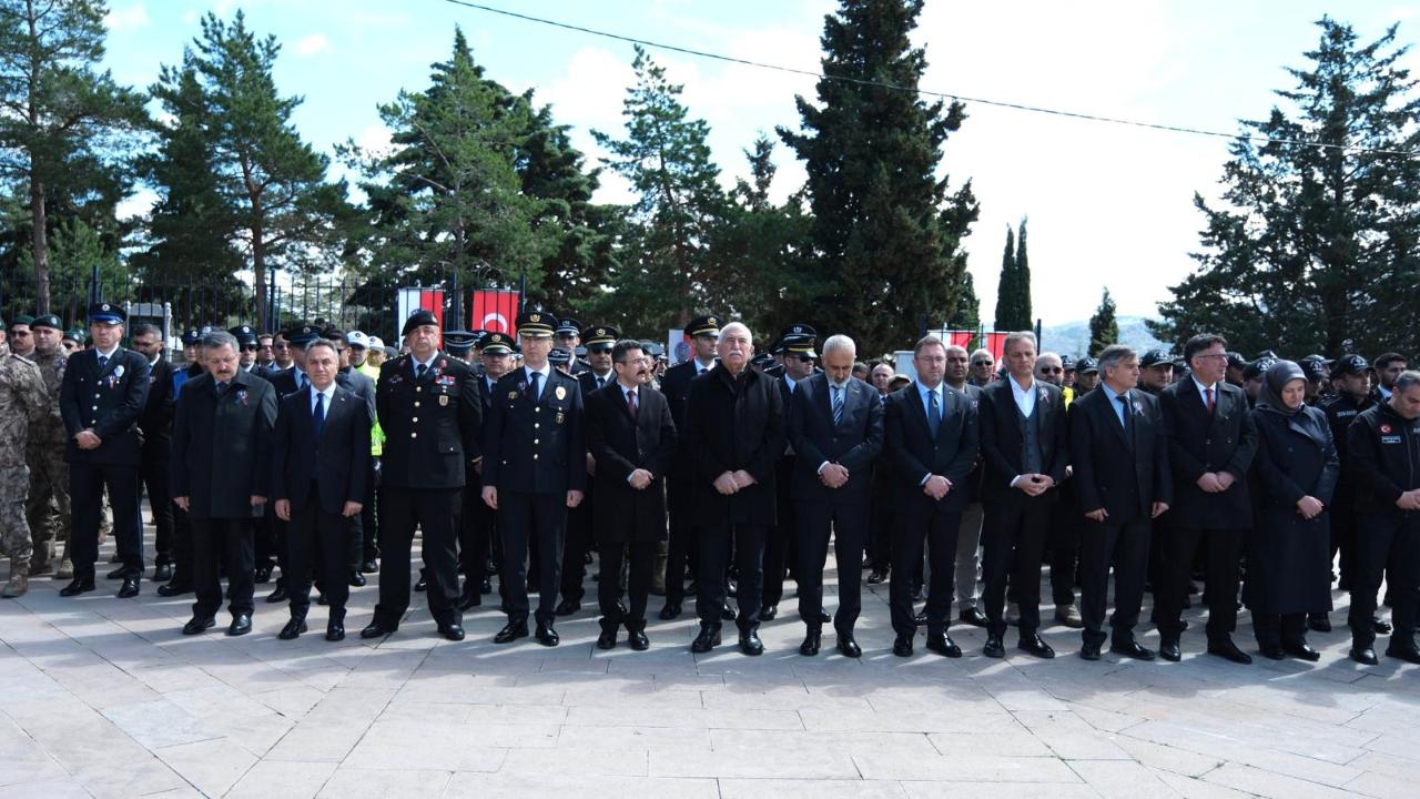 Rektör Yılmaz’dan Polis Haftası’nda Şehitlik Ziyareti